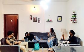 Nomad'S Nest Backpackers Hostel